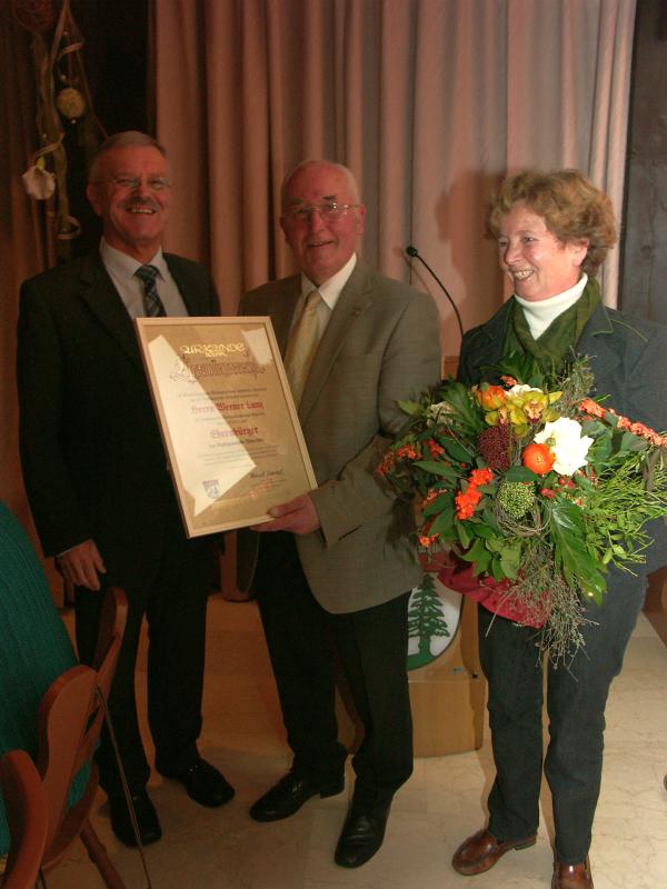 Mit der Urkunde zur Ernennung des Ehrenbürgers von Mitterfels wurde Altbürgermeister Werner Lang (Mitte) von Bürgermeister Heinrich Stenzel ausgezeichnet. Mit im Bild Christa Lang.